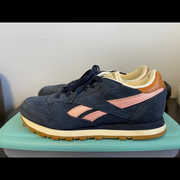 Navy Blue Reebok Classic Trainers (SIZE US W7) - Picture 1 of 7